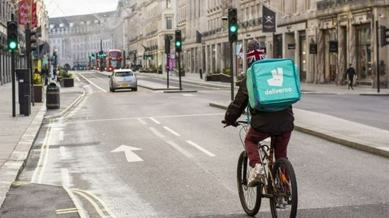 英国外卖平台Deliveroo获德国竞争对手入股，股价涨超10%